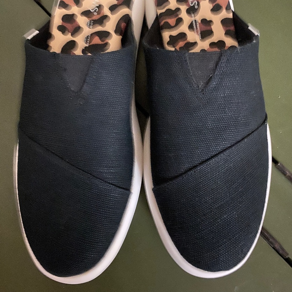 NEW! TOMS BLACK SLIP ON SHOES W/ CHEETAH PRINT